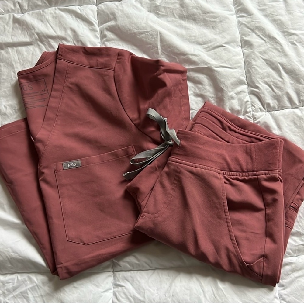 FIGS mauvve scrub set